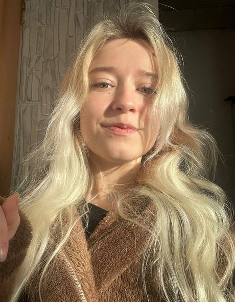 Arveni アダルトモデル 写真