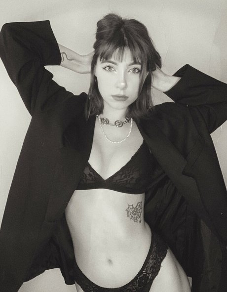 zlatka lesenok ヌードモデル 写真