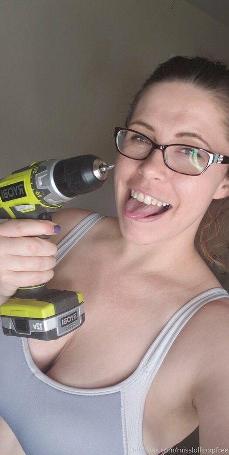 小柄なブロンドの熟女OnlyFans ホットセクシー 画像