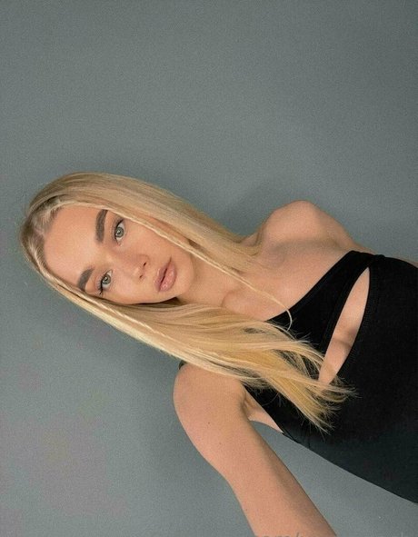 ブルネットの教師OnlyFans ホットxxx 画像