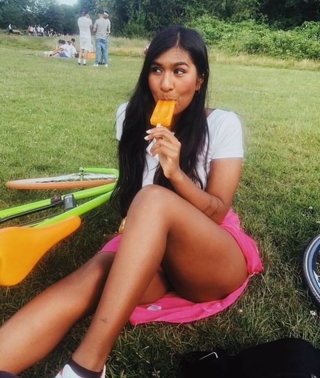 Ash Sarkar 高品質のポルノスター 画像