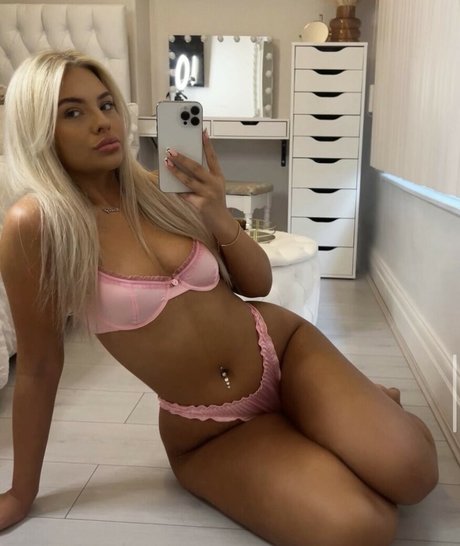 Hollyhenson ポルノスター 画像