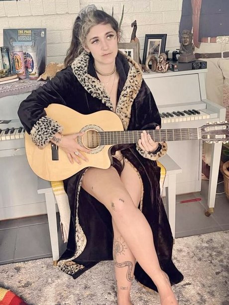 Sierra Ferrell ヌードモデル 画像