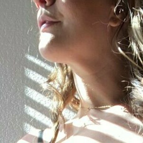 痩せた金髪の熟女OnlyFans セクシーヌード 写真