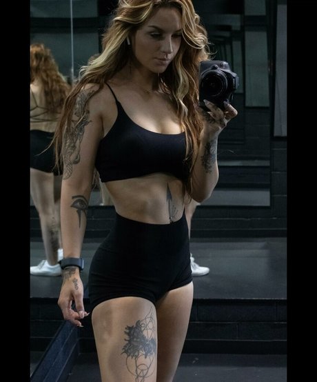 Natasha Gillem ヌードモデル 写真