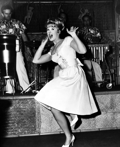 Connie Stevens スター ヌード 写真