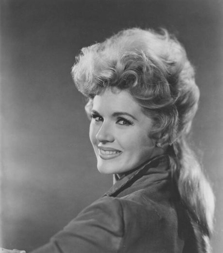 Connie Stevens ポルノスター 可愛い 画像