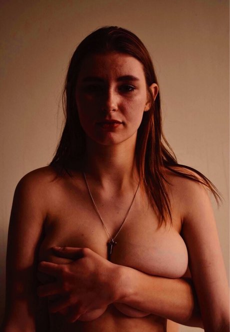 Emily Ostafew 完璧なスター 写真