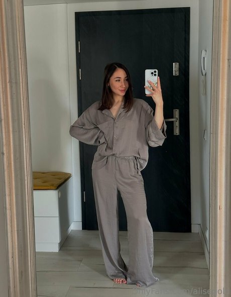 細身の巨乳OnlyFans セクシー裸 写真