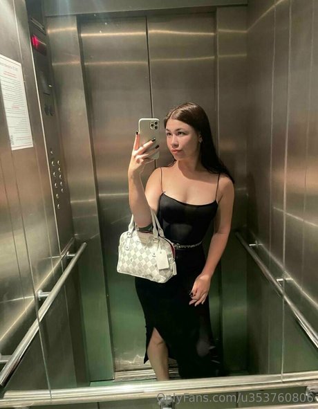 痩せた金髪の熟女OnlyFans 美しいポルノ 写真