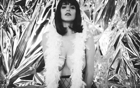 ティーングラスオンリーファン 裸 画像