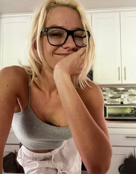 小柄なBBC OnlyFans アートポルノ 写真