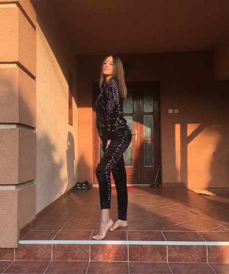 Tea Divljak エロティックなスター 画像