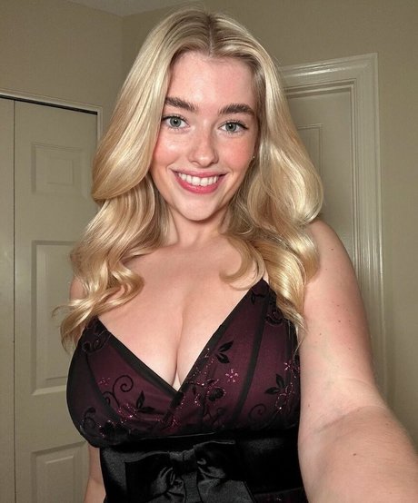 Carlie Whalen ポルノモデル 写真