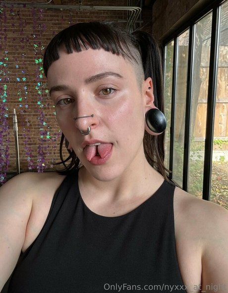 nyxxx at night ポルノモデル 写真