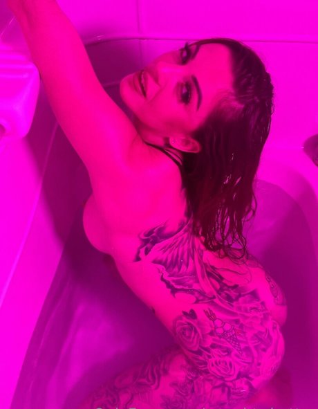 naughty batter ホットなモデル 写真