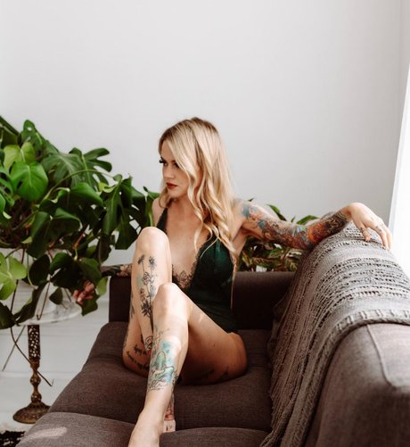 痩せたアジア人OnlyFans ポルノ 写真