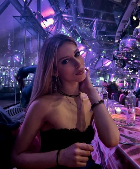 Klea Brahimi エロティックなスター 画像