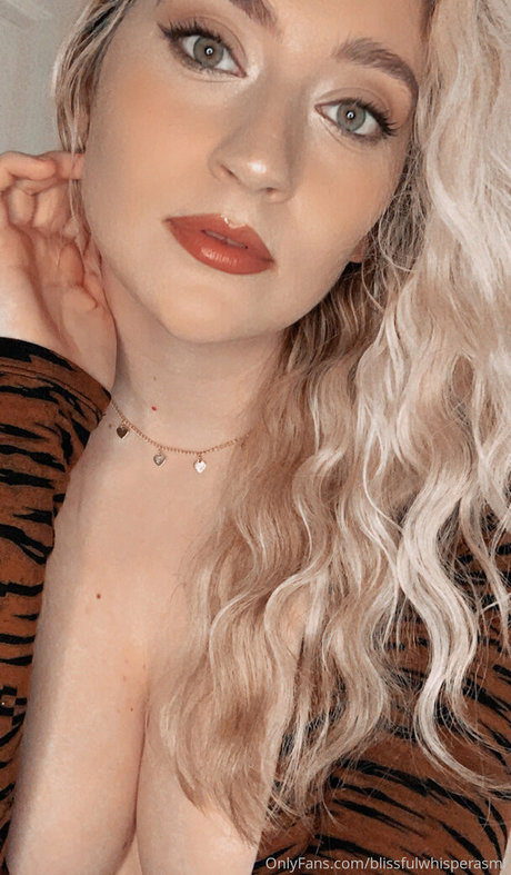 18歳のOnlyFans ホットヌード 写真