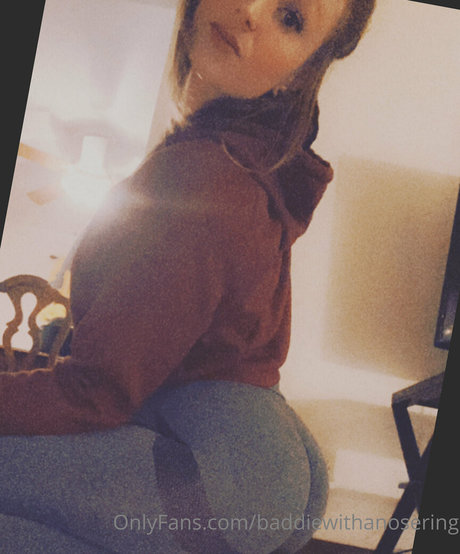 baddiewithanosering 女優 写真