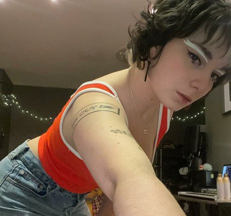 小柄で痩せたOnlyFans セクシーヌード 写真