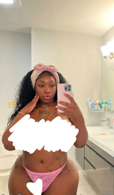 黒人フェムボーイOnlyFans エロチック 写真