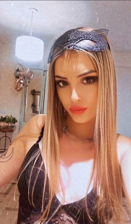 公共の場での猫のOnlyFans アート裸 ギャラリー