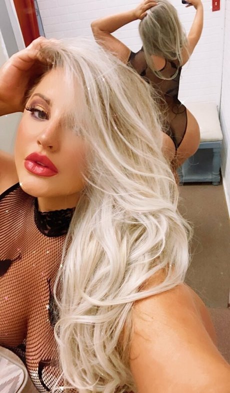 黒檀のシャワー OnlyFans トップ アーカイブ