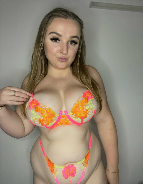 小柄なブロンドの熟女OnlyFans 美しいポルノ 画像