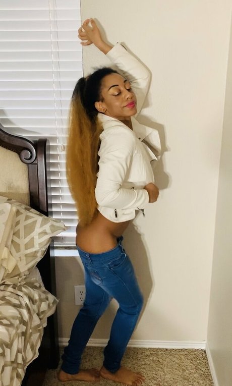 チンコを持つ女たち OnlyFans アート裸 写真