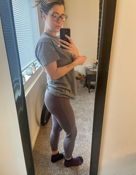 DMV オンリーファン ホット裸 写真