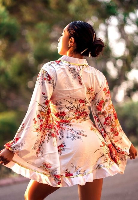 曲線美の黒檀OnlyFans セクシーヌード 画像