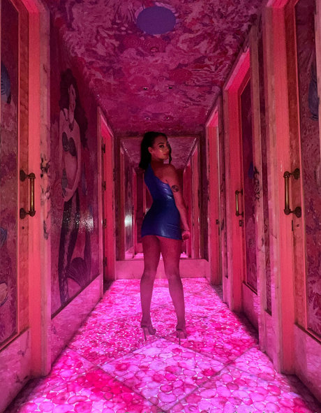 曲線美のラテン系OnlyFans ヌード 写真