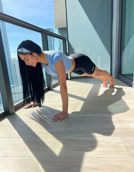 ランジェリーベイビーOnlyFans アート裸 写真