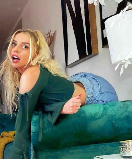 Violet Benson ポルノモデル 画像