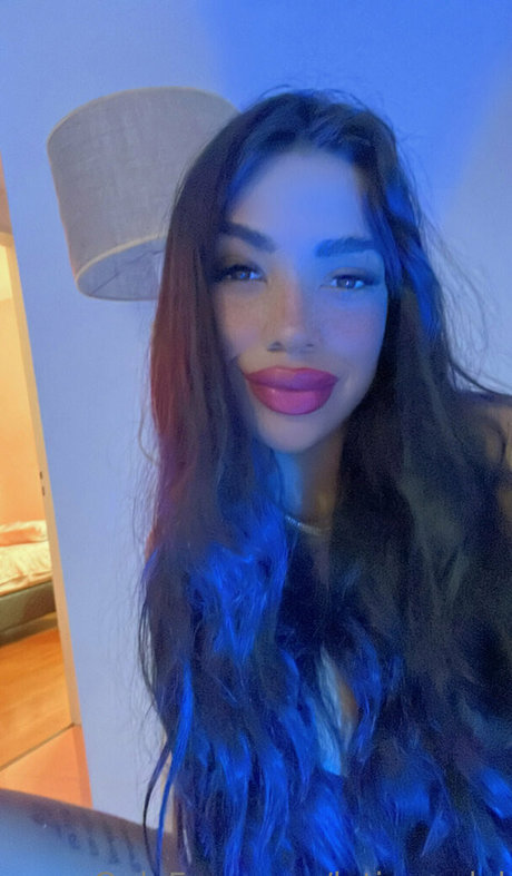 金髪の小柄なOnlyFans ホット裸 画像