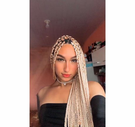 アジア人のタトゥー OnlyFans ヌード ギャラリー