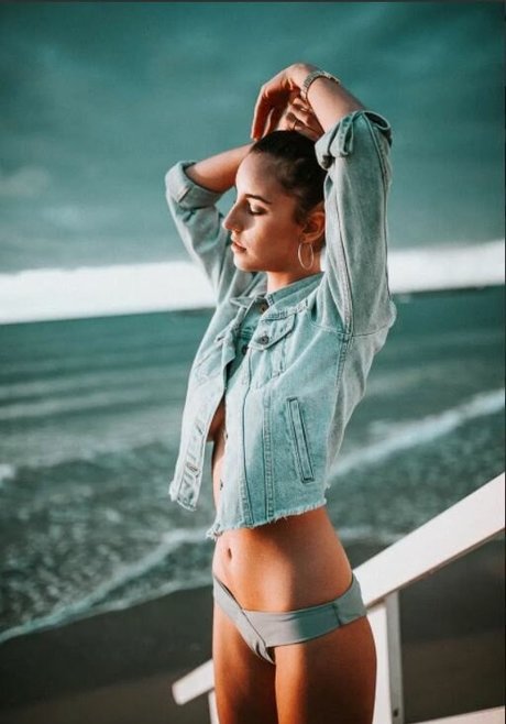 Emanuelle Kadosh ホット女優 写真