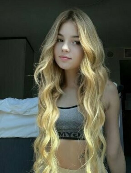 ブロンドヨガOnlyFans セクシーヌード 画像