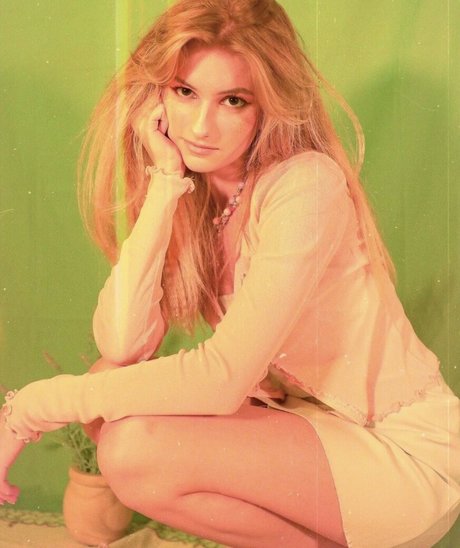 Ann Osok ポルノスター ヌード 写真