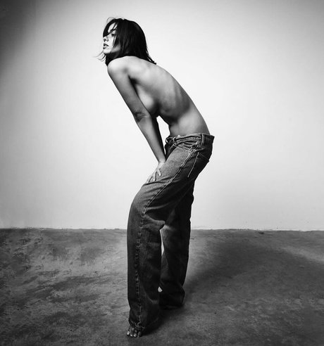 Hila Meir アート女優 画像