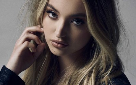 Bella Podaras 独占女優 写真