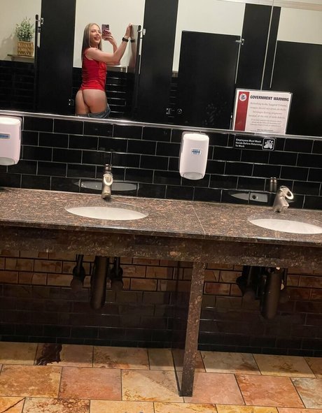 ニューハーフ巨乳OnlyFans セクシー裸 写真