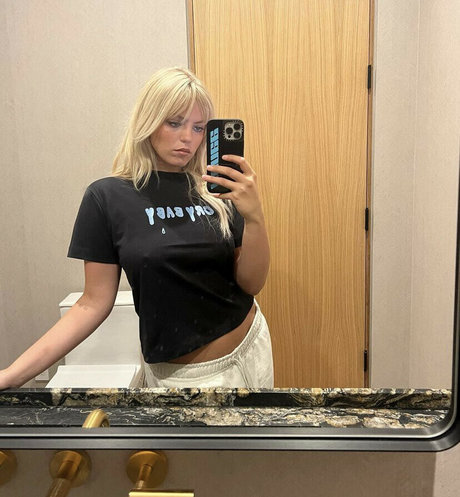 Renee Rapp XXXモデル ギャラリー