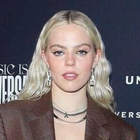 Renee Rapp ヌードモデル 写真