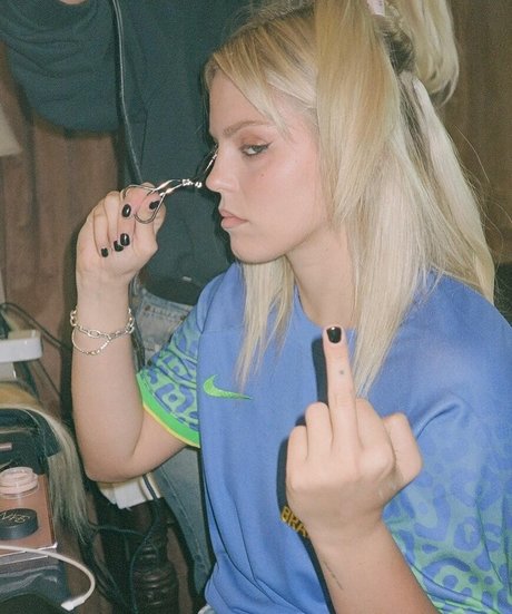 Renee Rapp ヌードのポルノスター 写真