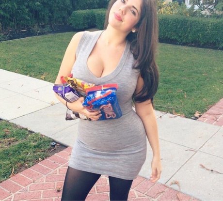 痩せた金髪の熟女OnlyFans アート裸 画像