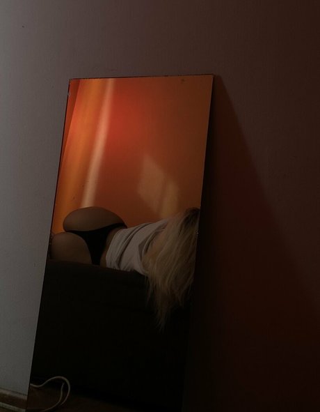 スターティーンオンリーファンズ 美しいヌード 写真