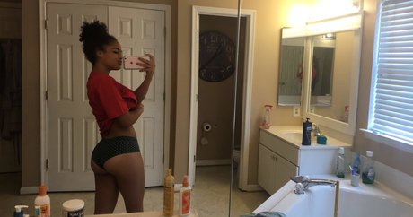 水中オンリーファン セクシーヌード 写真