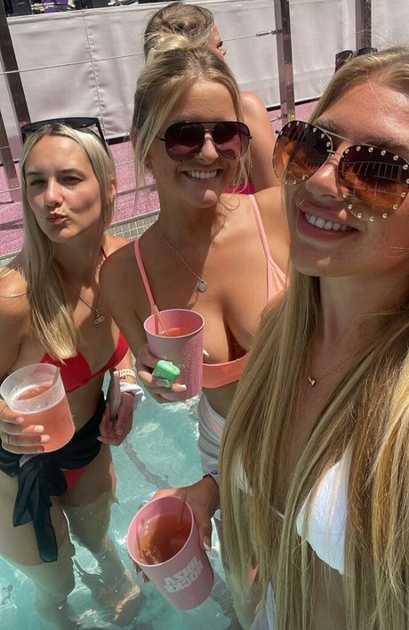 Chloe Burns アダルトモデル 写真